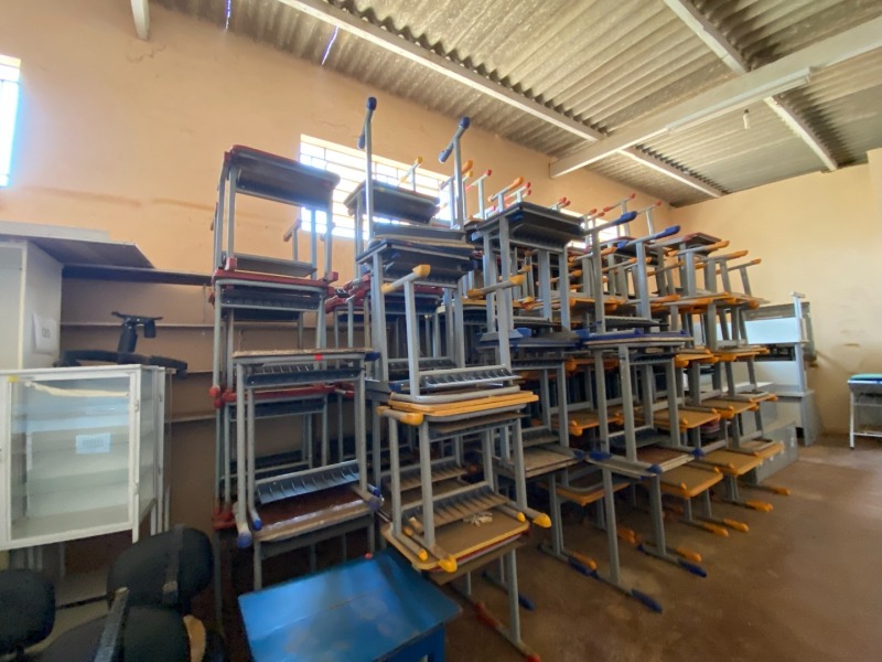 SUCATA DE MESAS E CADEIRAS ESCOLARES - leilão extrajudicial - Não informado BR - lance mínimo R$ 100