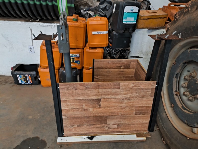 ALINHADOR DE FILAS, ESTRUTURA EM AÇO COM MADEIRA PRENSADA EM MDF - leilão extrajudicial - Não informado BR - lance mínimo R$ 200