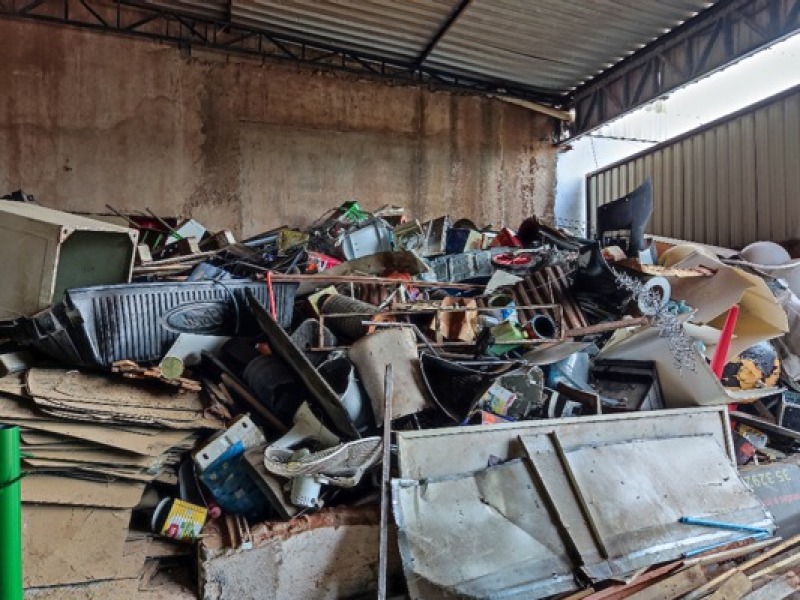 SUCATA MISTA, ITENS DIVERSOS, SENDO: LATAS DIVERSAS, FERROS DIVERSOS, PLÁSTICOS DIVERSOS E ETC - leilão extrajudicial - Não informado BR - lance mínimo R$ 200